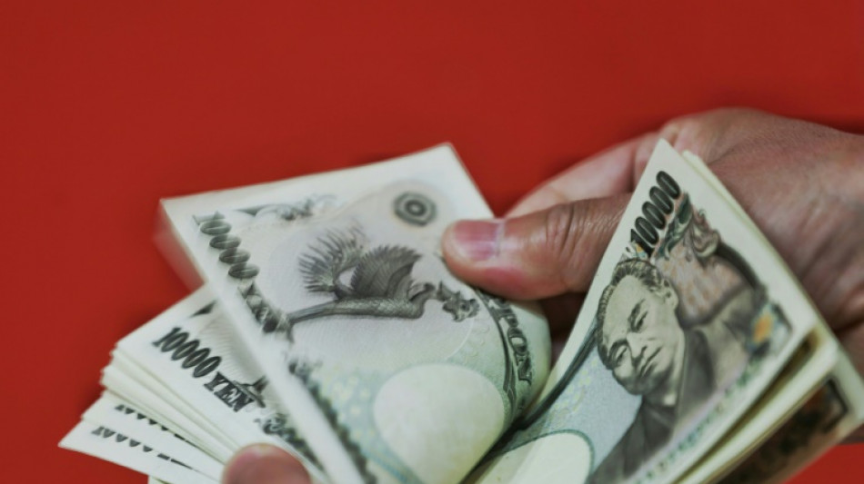 La Banque du Japon r&eacute;pond aux sp&eacute;culateurs par un statu quo, le yen chute