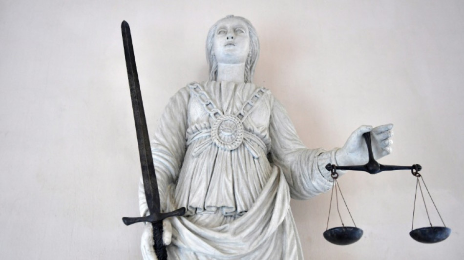 Anklage gegen Berliner Jugendamtsmitarbeiterin wegen hakenkreuz&auml;hnlichen Tattoos