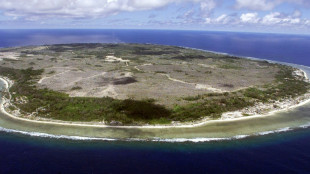 Austrália começa a enviar migrantes para ilha remota do Pacífico