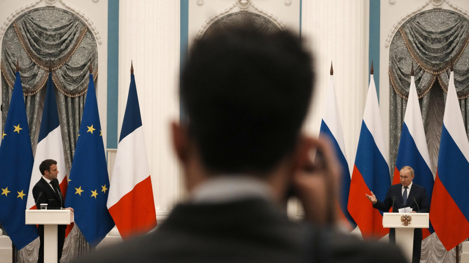 Peskov, 'Putin pronto al dialogo con Macron'