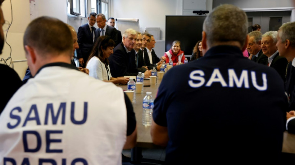 Barnier "&agrave; l'&eacute;coute" des soignants pour son premier d&eacute;placement
