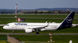 Lufthansa, utile operativo dimezzato a 383 milioni, taglia stime