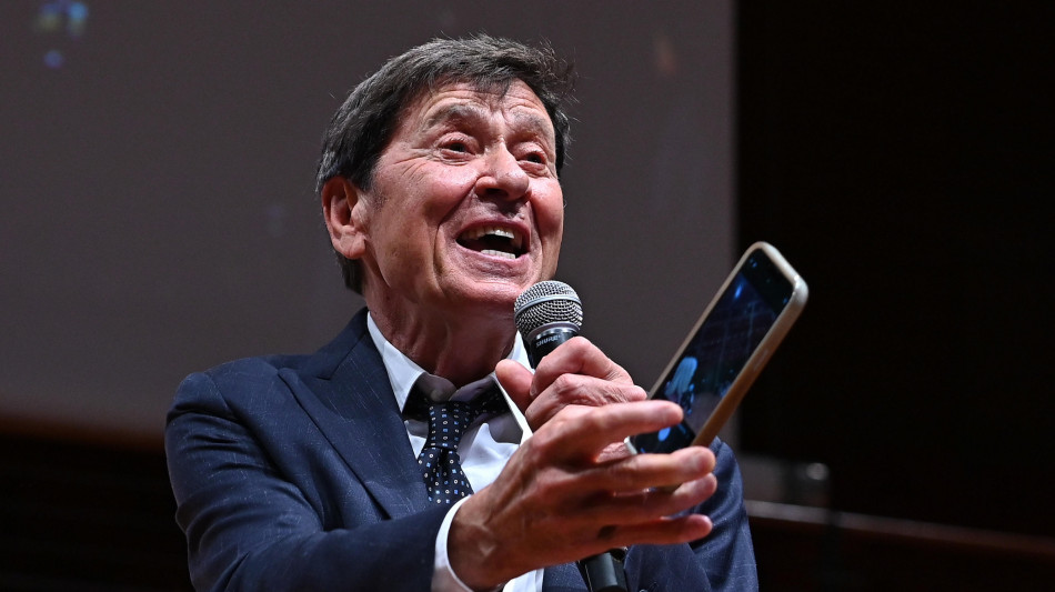 Pausa social per Gianni Morandi, 'il telefono non mi sta dietro'