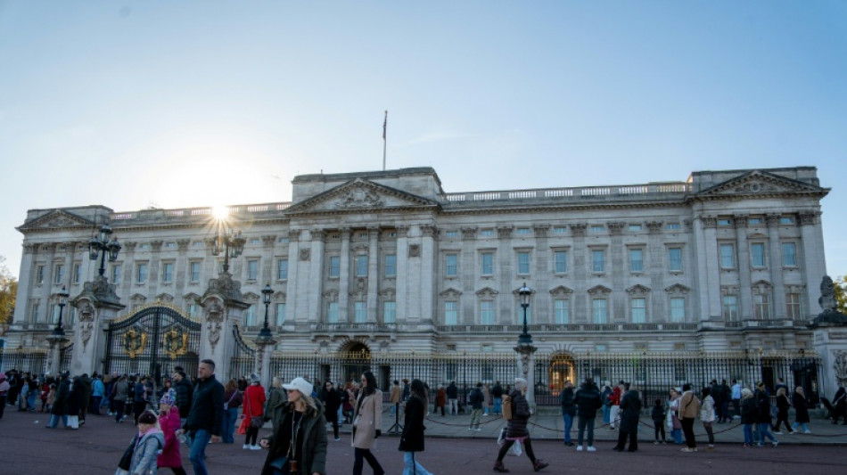 Des touristes d&eacute;&ccedil;us par une fausse pub utilisant l'IA sur un march&eacute; de No&euml;l au palais de Buckingham