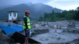 Rescate en el Himalaya avanza con dificultad tras deslaves que dejaron casi 800 muertos