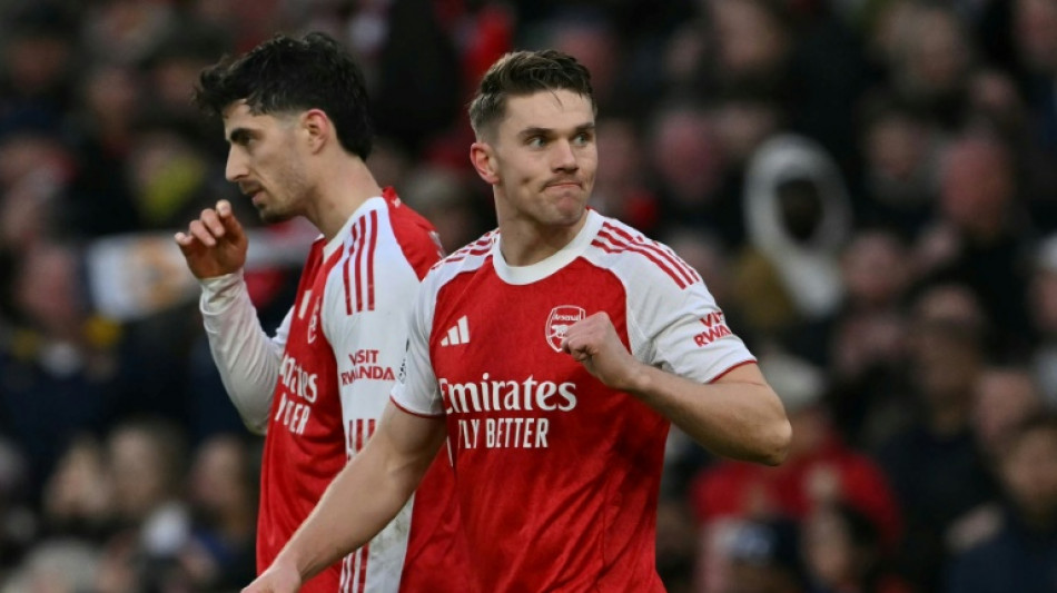 L&iacute;der Arsenal vence Sunderland (3-0) e deixa City nove pontos atr&aacute;s