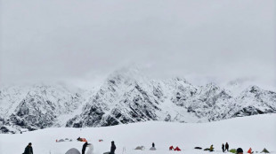 Centenas de alpinistas resgatados no Everest após forte nevasca na China