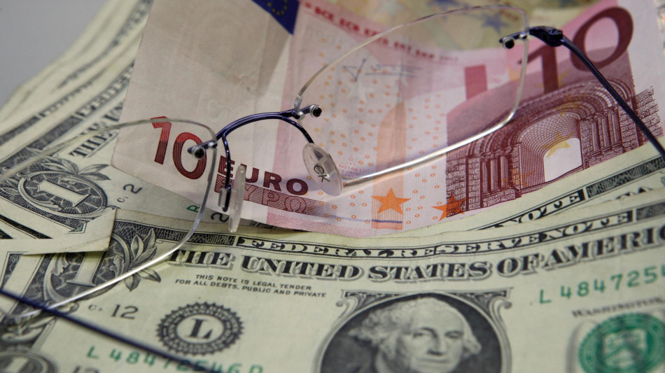 L'euro &egrave; poco mosso in avvio di giornata a 1,0485 dollari