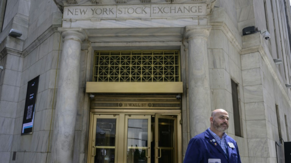 Wall Street ouvre en ordre dispers&eacute;, prudence malgr&eacute; une s&eacute;rie de nouvelles positives