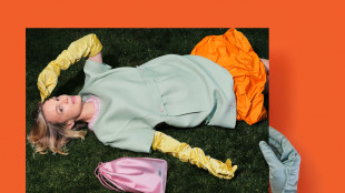La campagna Primavera/Estate 2026 di Prada &egrave; un'indagine sulla pubblicit&agrave;