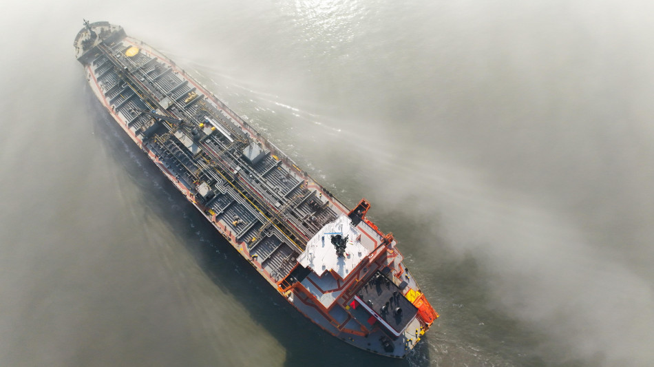 Il prezzo del petrolio scende dai massimi ma resta stabile sopra 100 dollari