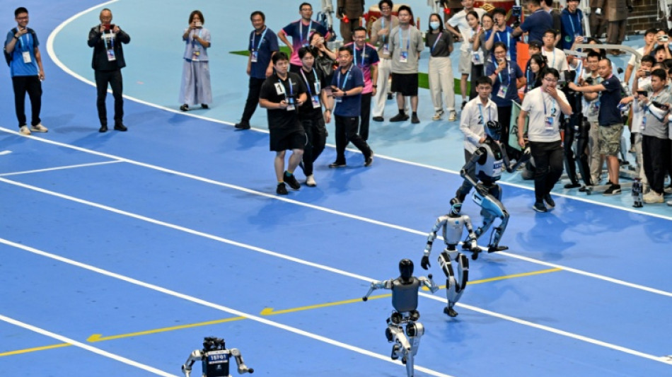 Comienza en China la primera competencia de robots humanoides