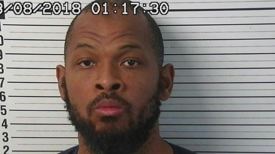 Fan&aacute;ticos de seita contra CIA e FBI s&atilde;o condenados &agrave; pris&atilde;o perp&eacute;tua