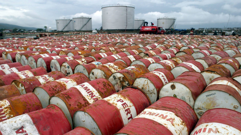 Prezzo petrolio cala ancora, Wti a 60,45 dollari