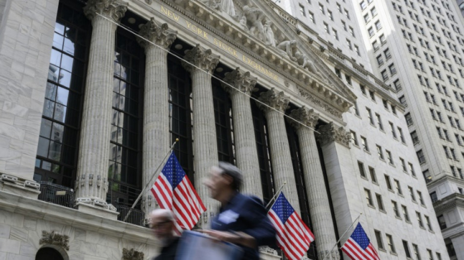 Wall Street penche vers le rouge au d&eacute;but d'une s&eacute;ance h&eacute;sitante