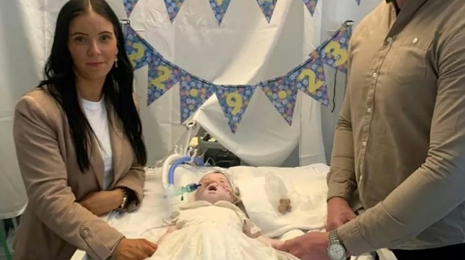 M&eacute;dicos ingleses interrompem tratamento que mant&eacute;m viva beb&ecirc; com doen&ccedil;a incur&aacute;vel