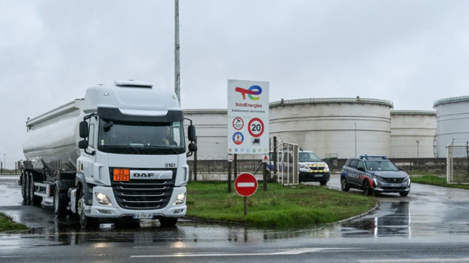 Carburants: la gr&egrave;ve continue chez TotalEnergies apr&egrave;s un compromis boud&eacute; par la CGT