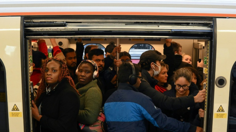 Gr&egrave;ves en s&eacute;rie au Royaume-Uni, le m&eacute;tro londonien paralys&eacute;