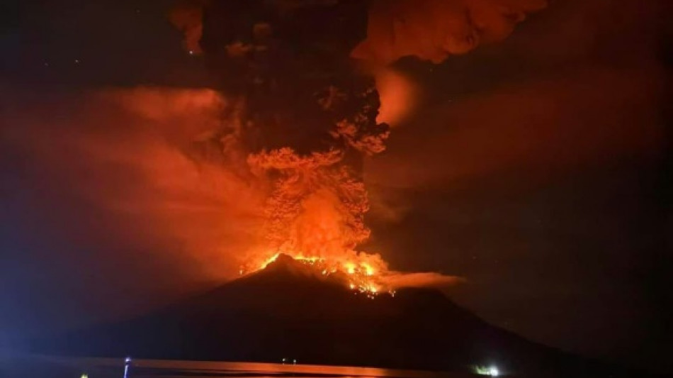 Erup&ccedil;&atilde;o de vulc&atilde;o na Indon&eacute;sia provoca fuga de centenas de moradores