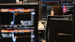 Borsa: l'Europa sale con gli occhi a Parigi, bene i bond