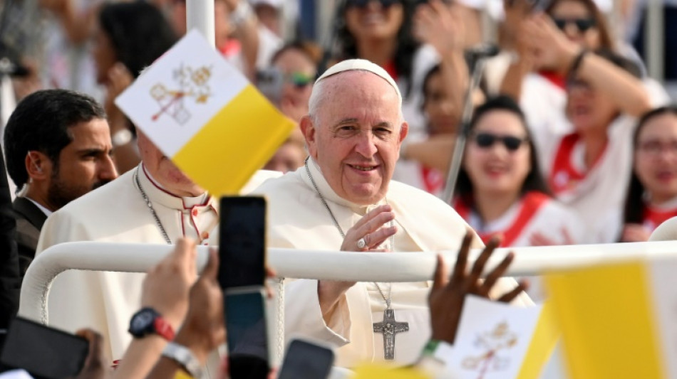 "Le r&ecirc;ve d'une vie": &agrave; Bahre&iuml;n, drapeaux et &eacute;motion &agrave; la messe du pape