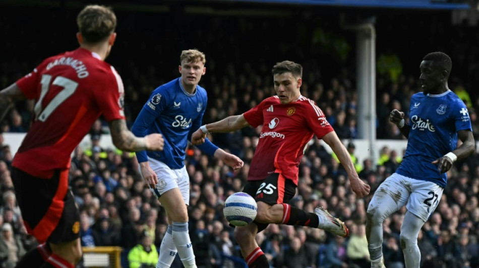 Manchester United arranca empate contra Everton (2-2) e evita nova cat&aacute;strofe no Ingl&ecirc;s