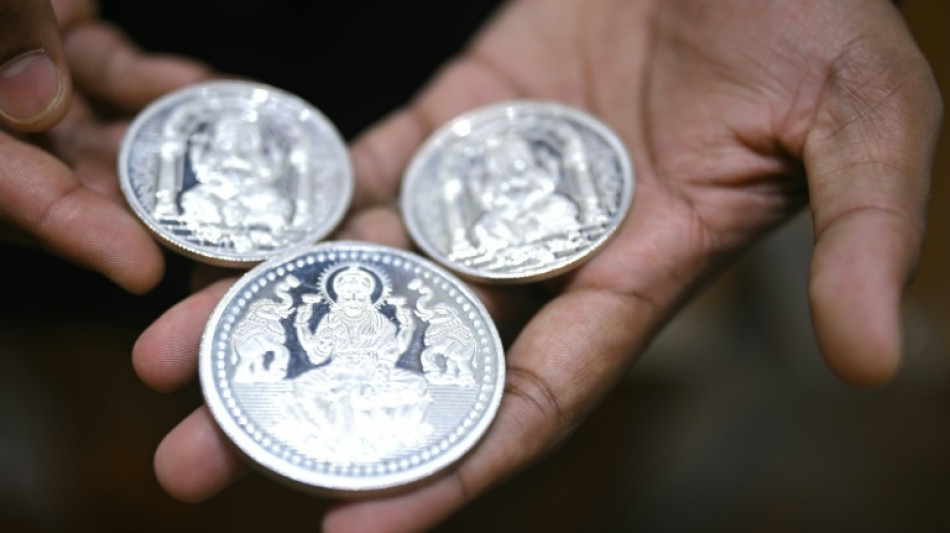 La plata toca un máximo en décadas a medida que la fiebre por el oro cede