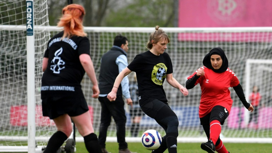 Apr&egrave;s avoir fui l'Afghanistan, des footballeuses exercent leurs "droits humains" sur un terrain anglais