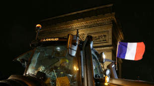 Le monde agricole ne d&eacute;col&egrave;re pas, des tracteurs sur le p&eacute;riph&eacute;rique parisien