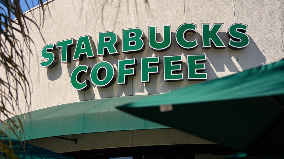 Baristi di Starbucks incrociano le braccia, stallo su contratto