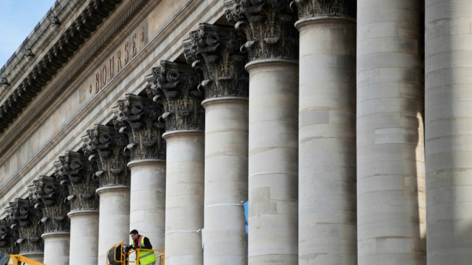 La Bourse de Paris faiblit, croulant sous les r&eacute;sultats d'entreprises