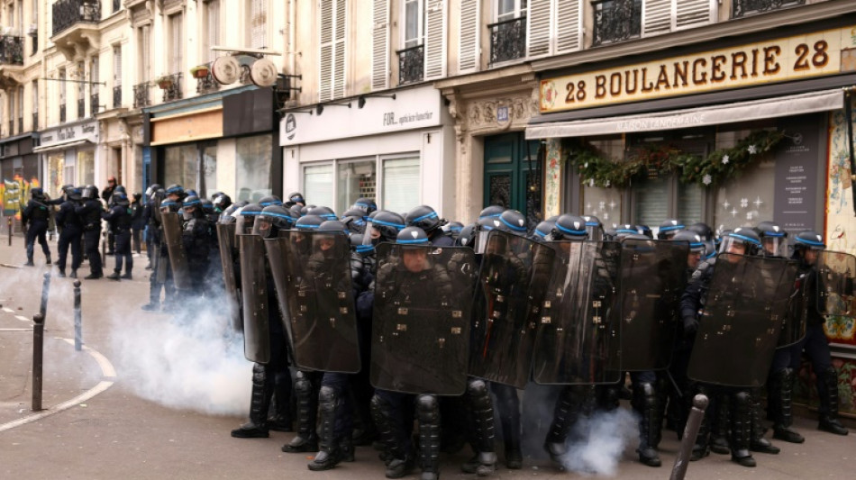 Manifestation: un homme &eacute;mascul&eacute; apr&egrave;s un coup de matraque d'un policier