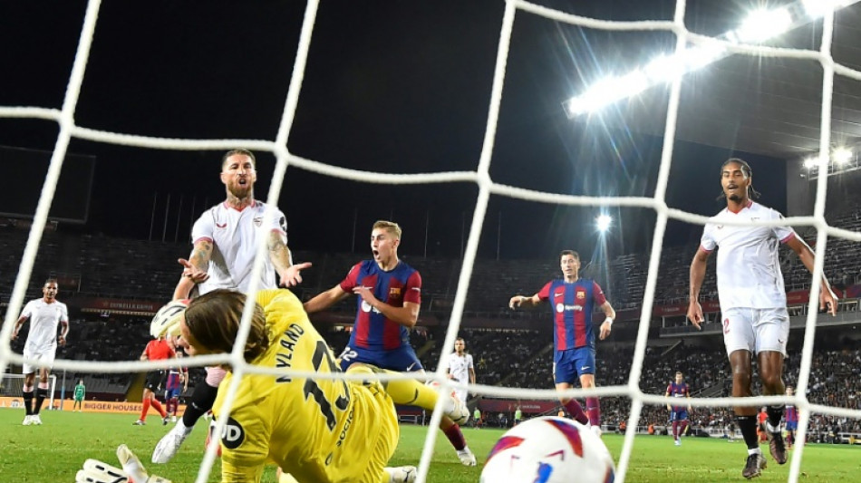 Com gol contra de Sergio Ramos, Bar&ccedil;a vence Sevilla e dorme l&iacute;der do Espanhol