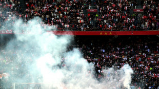 Cl&aacute;ssico entre Ajax e Feyenoord &eacute; suspenso pelo lan&ccedil;amento de sinalizadores no campo