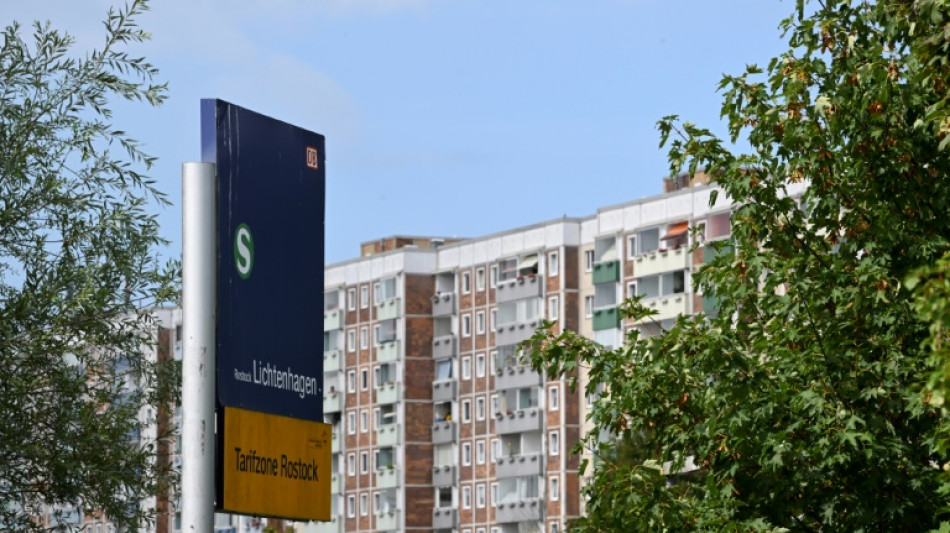 Mann an Wohnungsfenster in Rostock-Lichtenhagen mit &auml;tzender Fl&uuml;ssigkeit bespr&uuml;ht