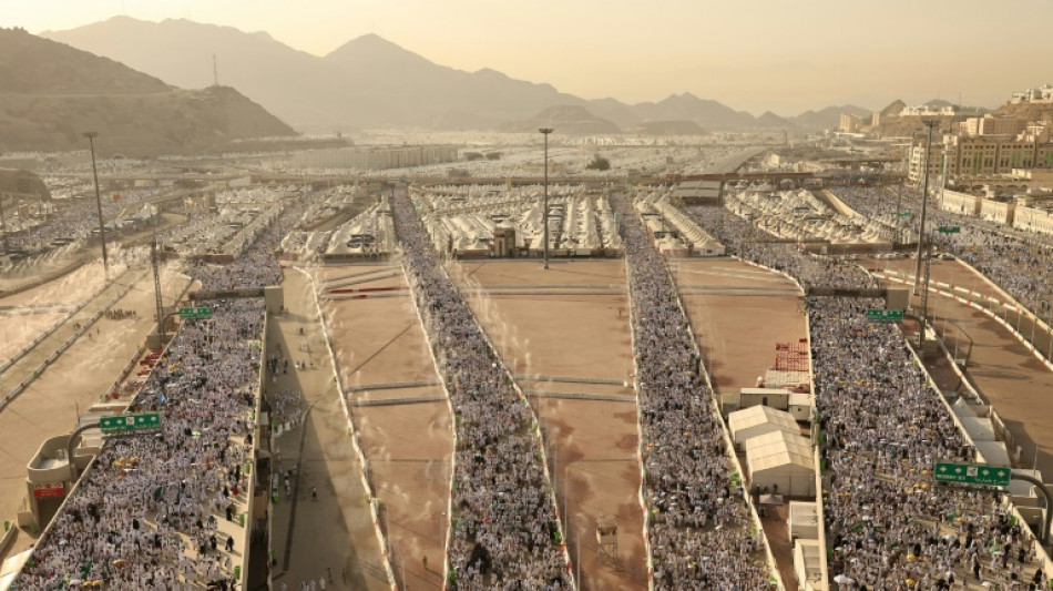 Fieles musulmanes realizan el &uacute;ltimo gran ritual del peregrinaje anual del hach en Arabia Saudita