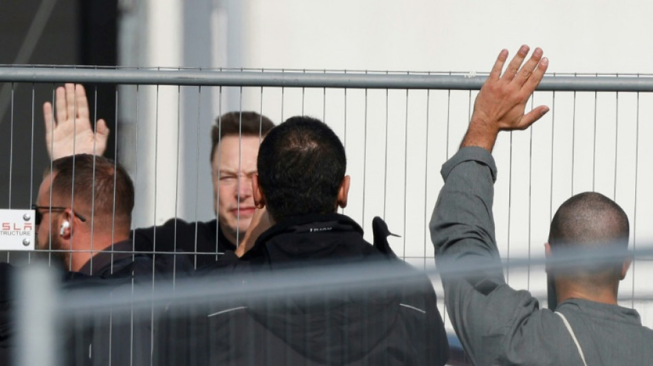 Musk f&uuml;r Besuch in Tesla-Werk bei Berlin angekommen