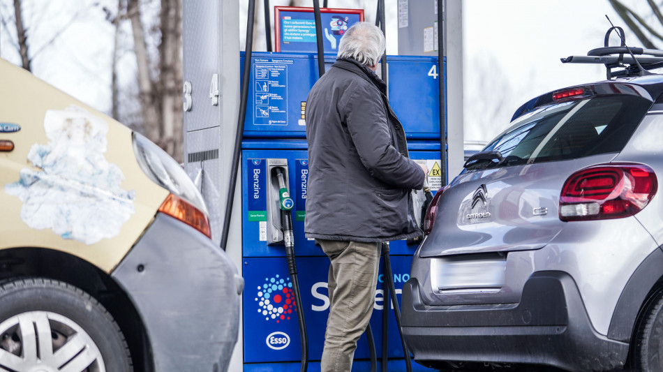 Benzina ai minimi da fine 2022, a 1,645 euro al litro
