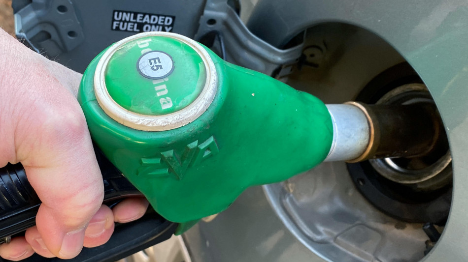Il petrolio chiude a New York in leggero calo, a 83,02 dollari