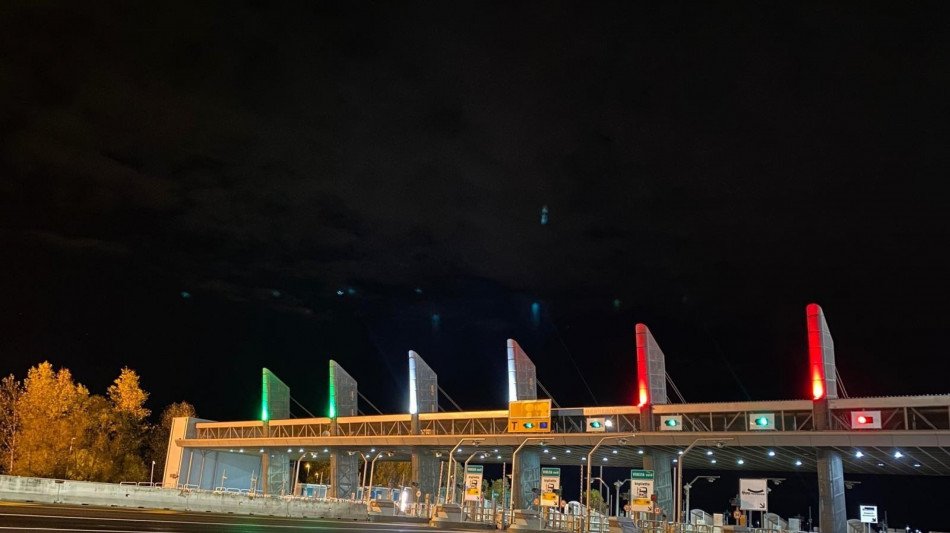 Milano Cortina -16: sui caselli di Aspi illuminazione tricolore