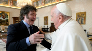 Entre abra&ccedil;os e alfajores, Milei se re&uacute;ne com papa Francisco no Vaticano