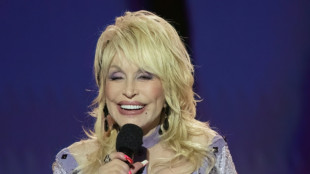 La s&oelig;ur de Dolly Parton invite &agrave; "prier" pour la star de la country, malade