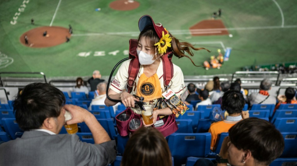 Vendedora ambulante de cerveza en los estadios de Jap&oacute;n, una profesi&oacute;n pol&eacute;mica