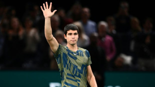 Alcaraz, Djokovic cruise into Paris quarters