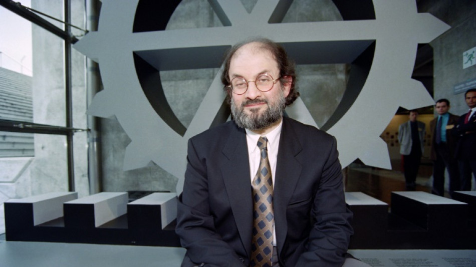 Escritor británico Rushdie perdió un ojo y uso de una mano tras ataque con cuchillo