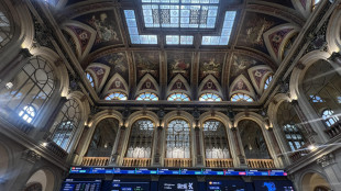 Borsa: l'Europa debole, prosegue la corsa di oro e argento