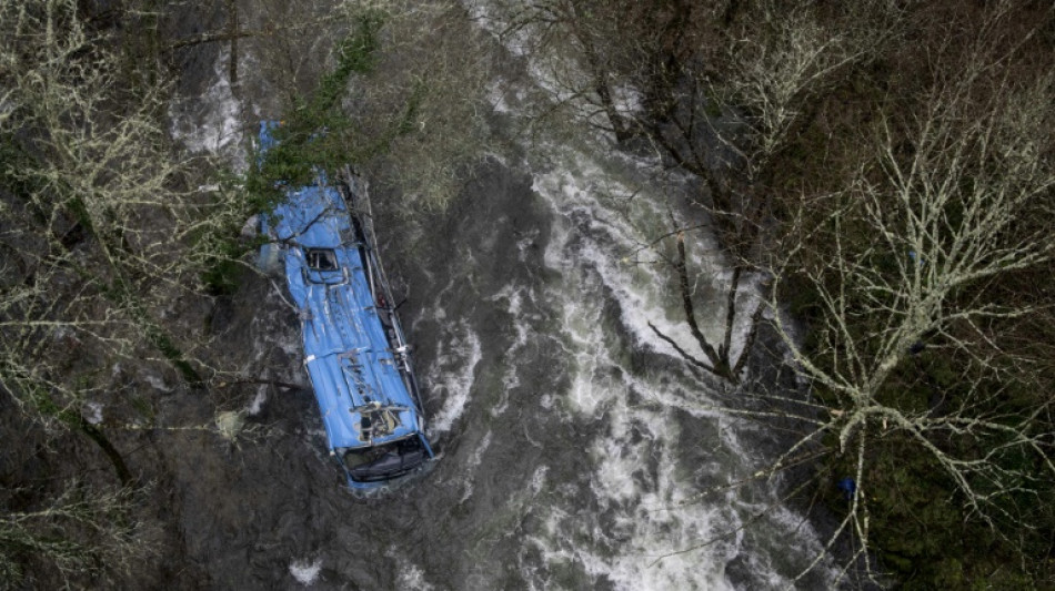 Six morts apr&egrave;s la chute spectaculaire d'un car dans une rivi&egrave;re en Espagne