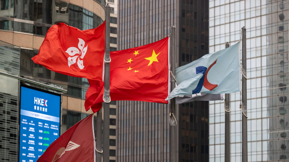 Borsa: Hong Kong positiva, apre a +0,92%