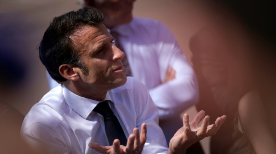 Face &agrave; la contestation, Macron "va faire des petits d&eacute;bats" sur le terrain, dit Lescure