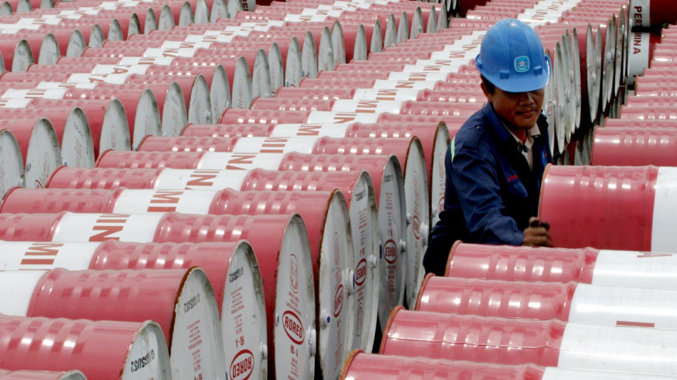Sale il prezzo del petrolio, Wti a 57,88 dollari